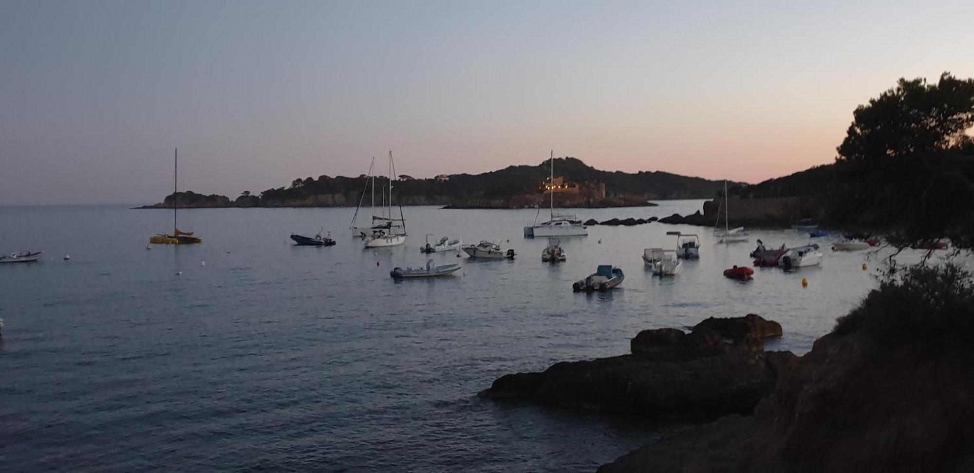 Apartment Giens Peninsula Seaside Villa: Private Garden, Pool, And Access *